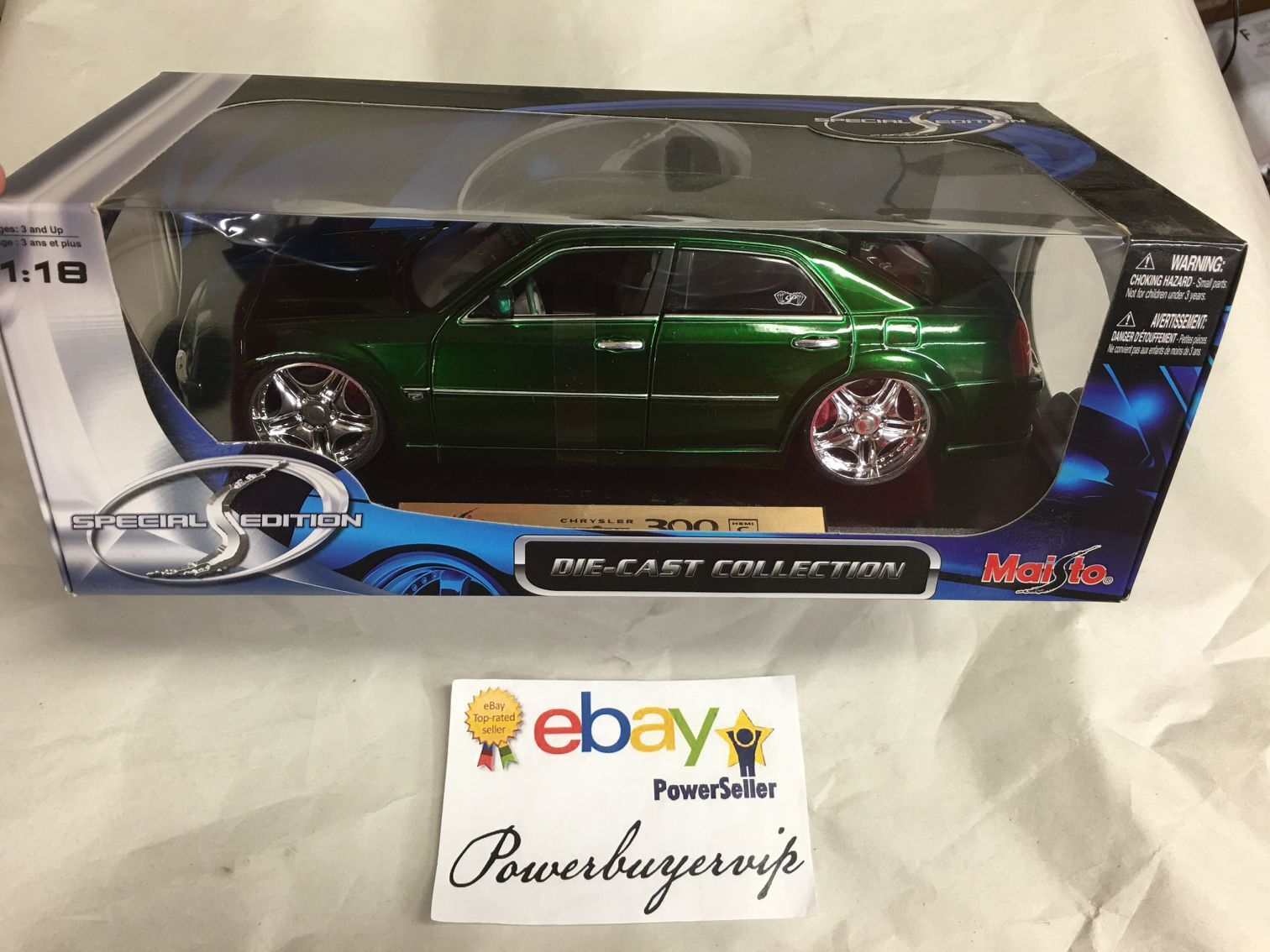 Maisto Special Edition CHRYSLER 300C 1:18 Scale Green Car - Click Image to Close